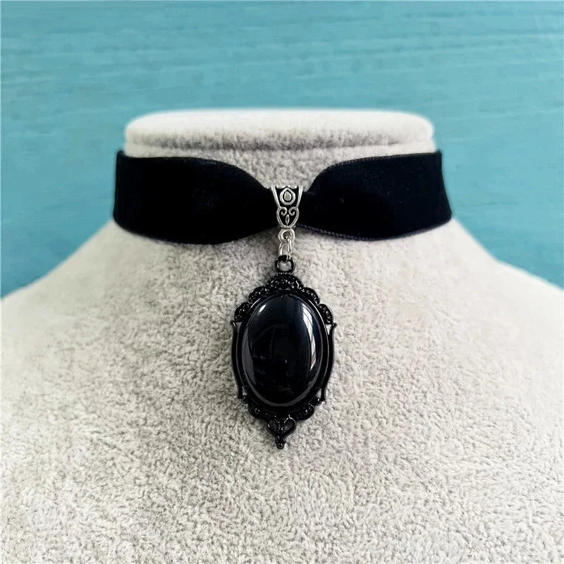 Gothic Vampire Cameo Pendant Choker – Velvet Witchcraft Necklace for Women