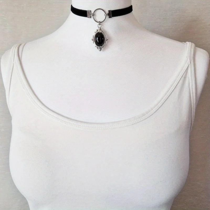 Gothic Vampire Cameo Pendant Choker – Velvet Witchcraft Necklace for Women