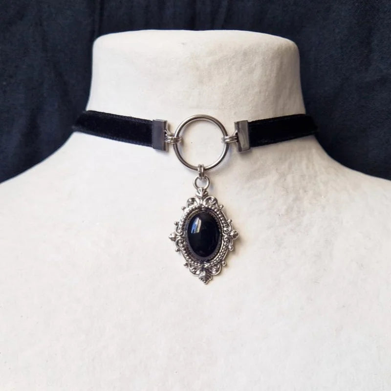 Gothic Vampire Cameo Pendant Choker – Velvet Witchcraft Necklace for Women