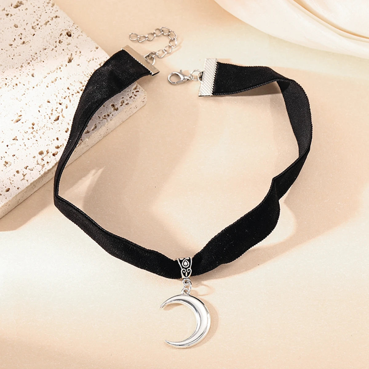 Gothic Vampire Cameo Pendant Choker – Velvet Witchcraft Necklace for Women