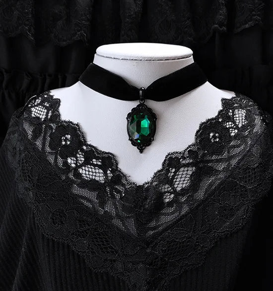 Gothic Vampire Cameo Pendant Choker – Velvet Witchcraft Necklace for Women